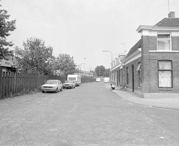 885036 Gezicht op de hoek van de Vlijtstraat en de 1e Daalsedijk (links) te Utrecht, met links het spoor langs de straat.